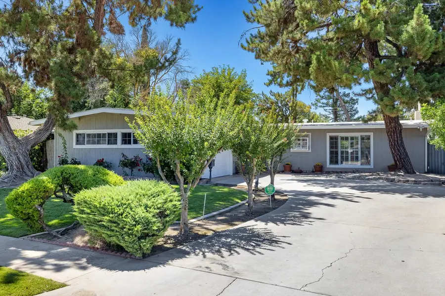 746 W Acacia Avenue W, Fresno, CA 93705 - #2