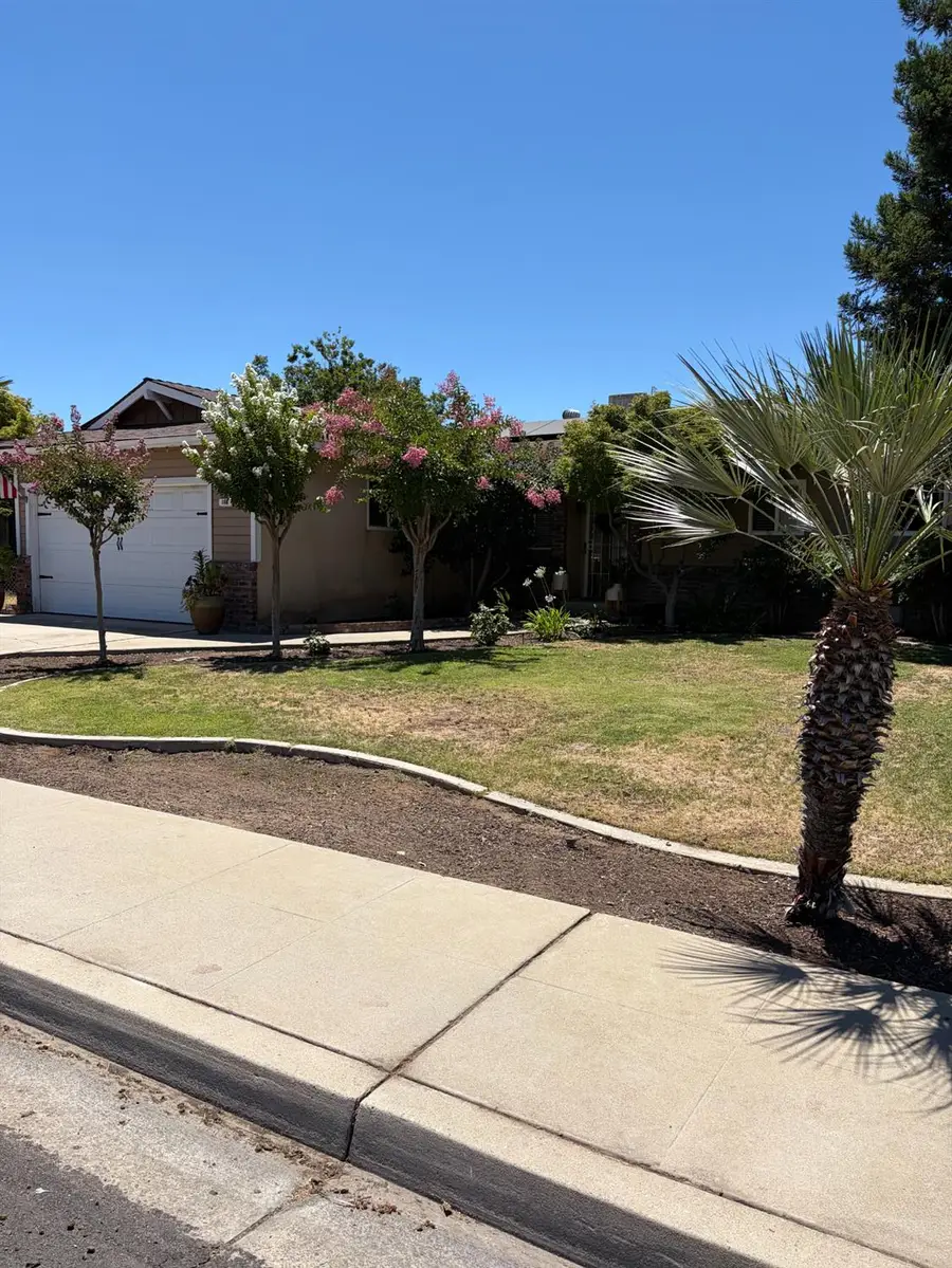 168 W Indianapolis Avenue, Clovis, CA 93612 - #2