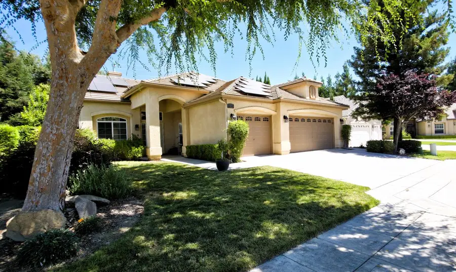 1190 E Carnoustie Avenue, Fresno, CA 93730 - #2