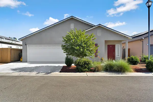 375 Amber Lane, Dinuba, CA 93618