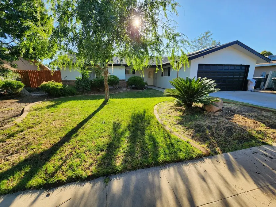 215 N Sylmar Avenue, Fresno, CA 93727 - #2