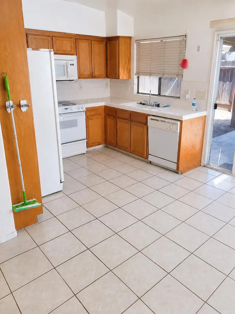 5694 N Connie Avenue, Fresno, CA 93722 - #2