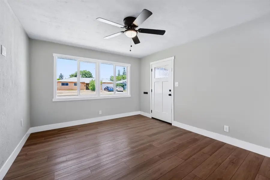 4910 E Carmen Avenue, Fresno, CA 93727 - #2