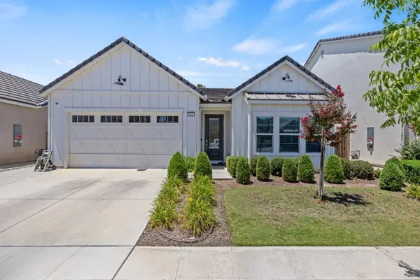 2042 N Hughes Ave, Clovis, CA 93619