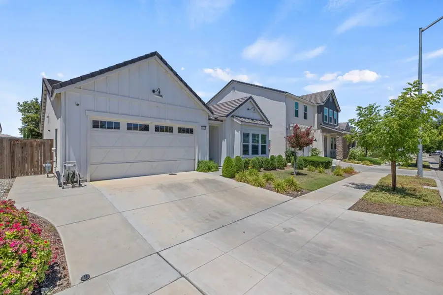 2042 N Hughes Ave, Clovis, CA 93619 - #2