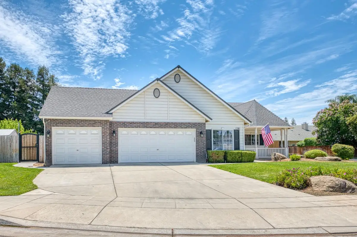290 W Loyola Avenue, Clovis, CA 93619 - #1