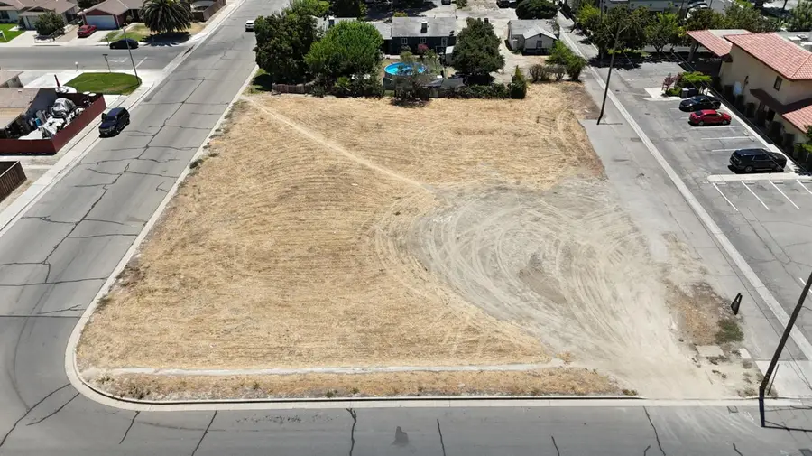 401 S 6th Street, Kerman, CA 93630 - #2