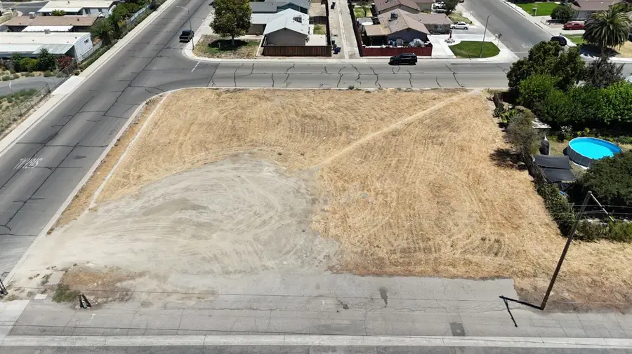 401 S 6th Street, Kerman, CA 93630 - #3