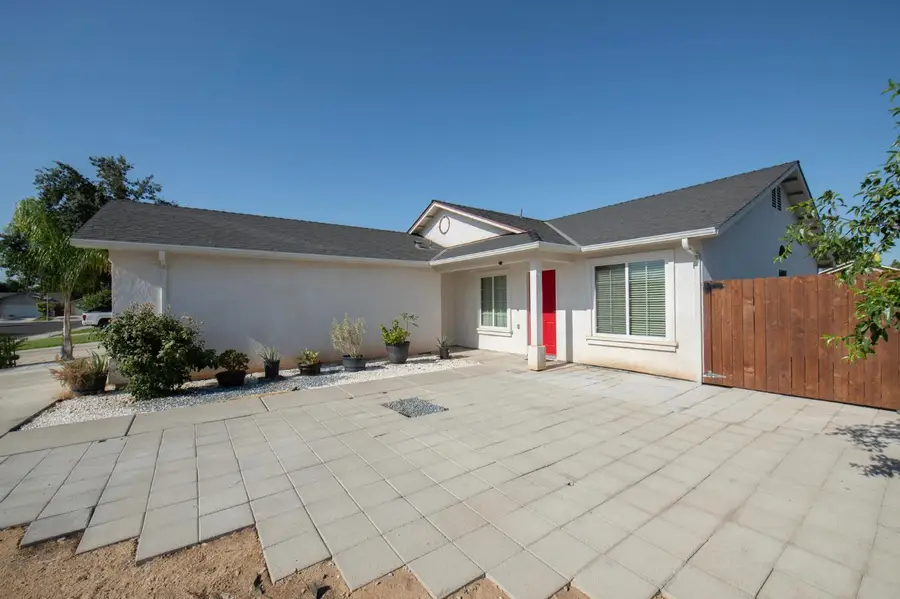 2366 S Sabre Avenue, Fresno, CA 93727 - #2