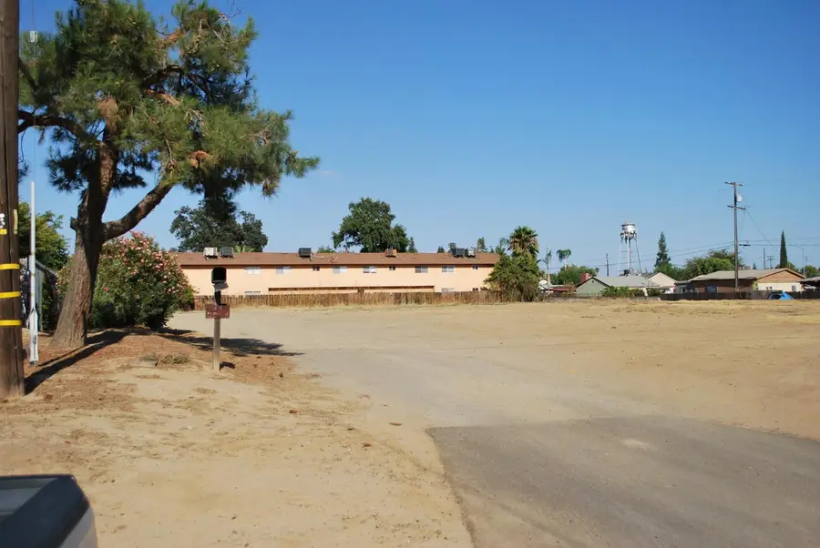 328 West Avenue, Sanger, CA 93657 - #2