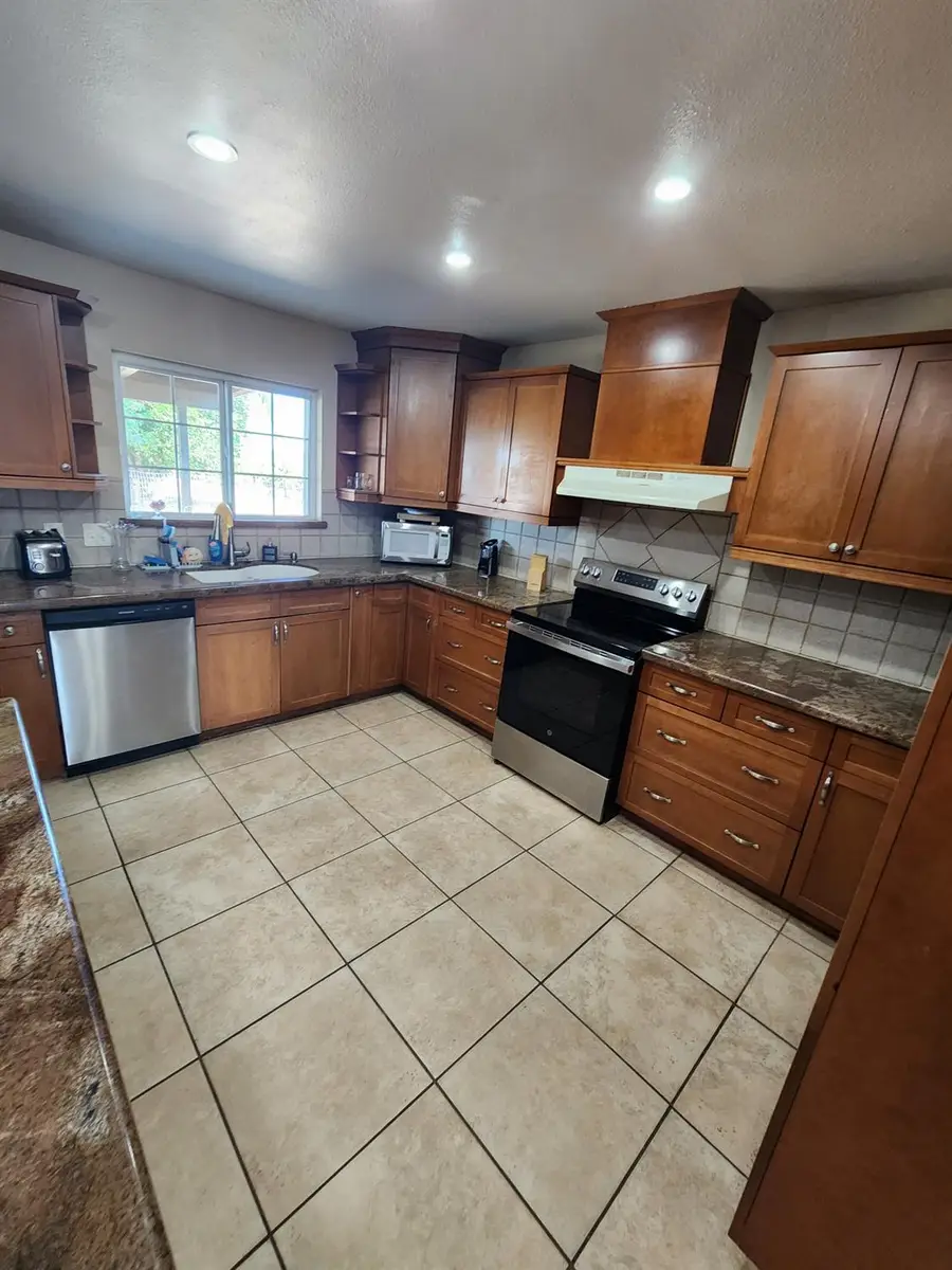 425 E Springfield Avenue, Fresno, CA 93725 - #2