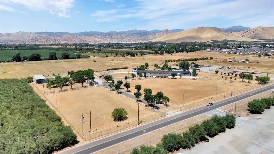924 W Ropes Avenue, Woodlake, CA 93286 - #3