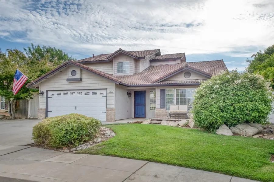 162 N Amber Avenue, Clovis, CA 93611 - #2