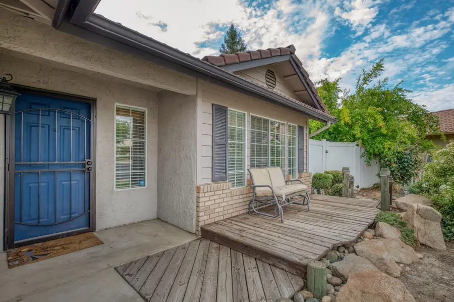 162 N Amber Avenue, Clovis, CA 93611 - #3