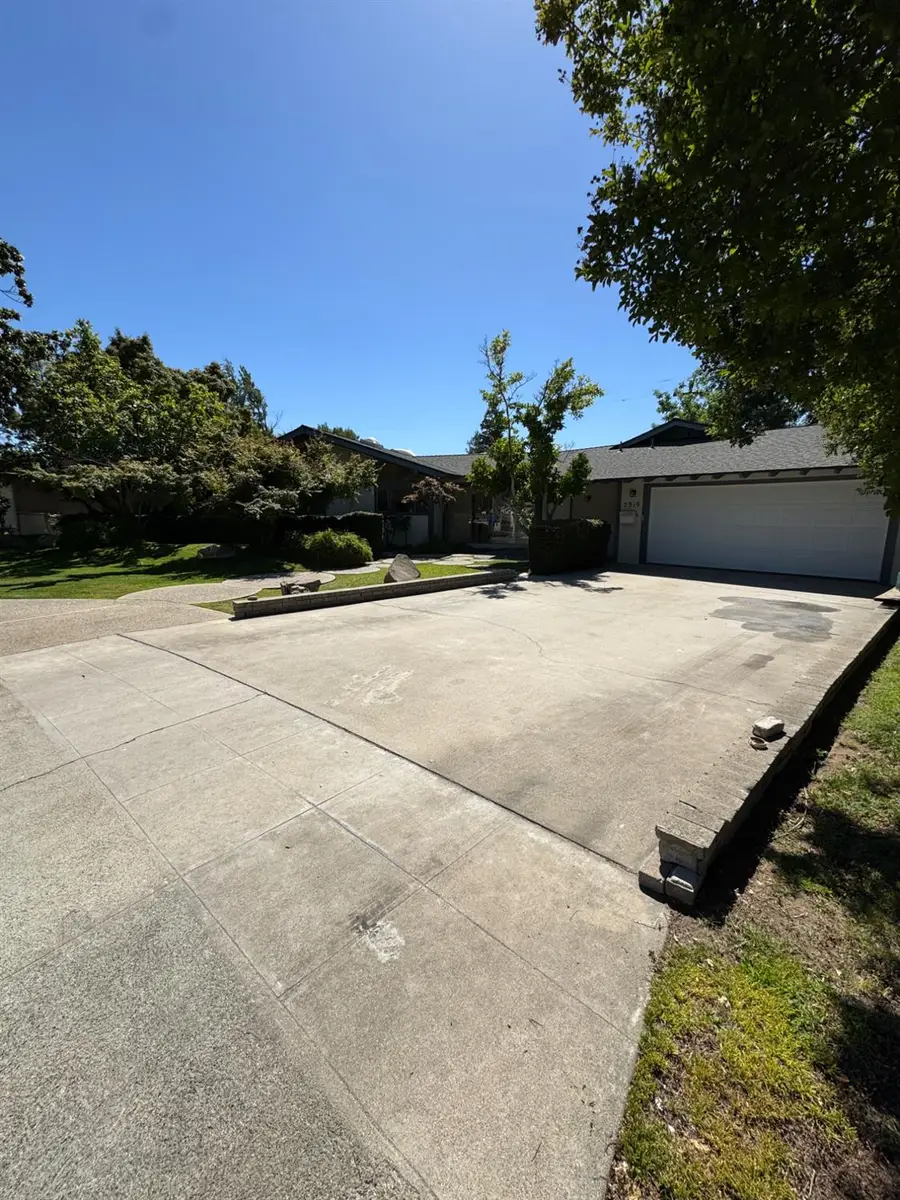 2919 E Joaquin Place, Fresno, CA 93726 - #3