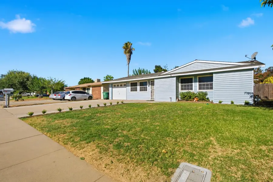 873 S 12th Street, Kerman, CA 93630 - #2