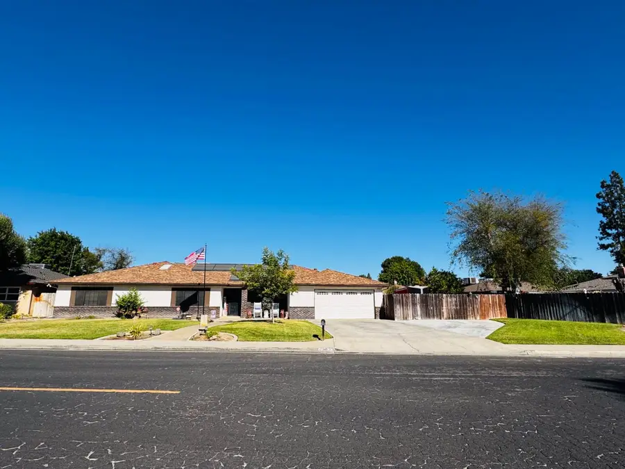 2560 Chestnut Street, Hanford, CA 93230 - #2