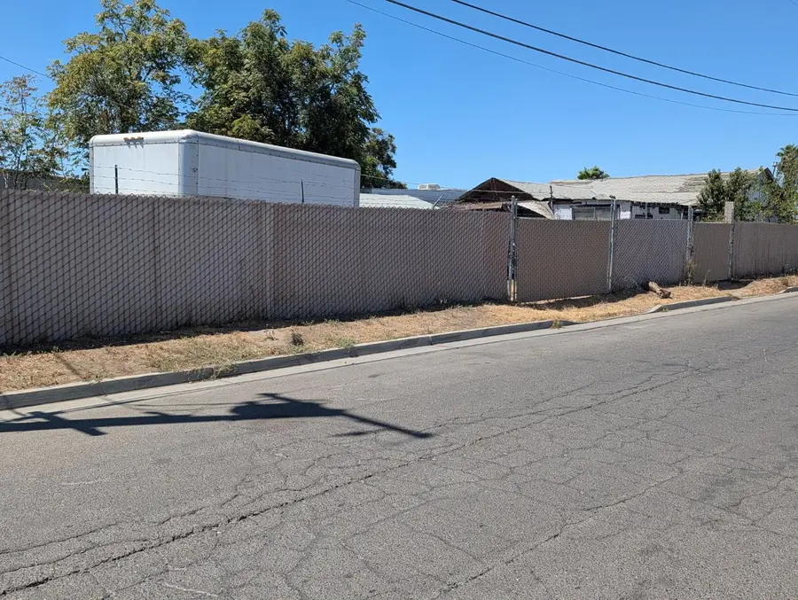 3207 W Lansing Way, Fresno, CA 93722 - #2