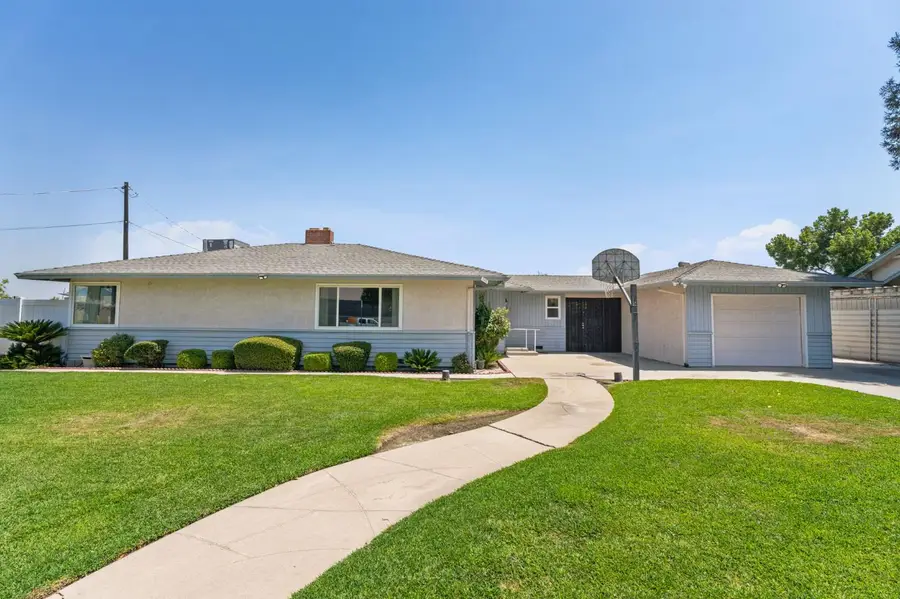 121 N Armstrong Avenue, Fowler, CA 93625 - #2