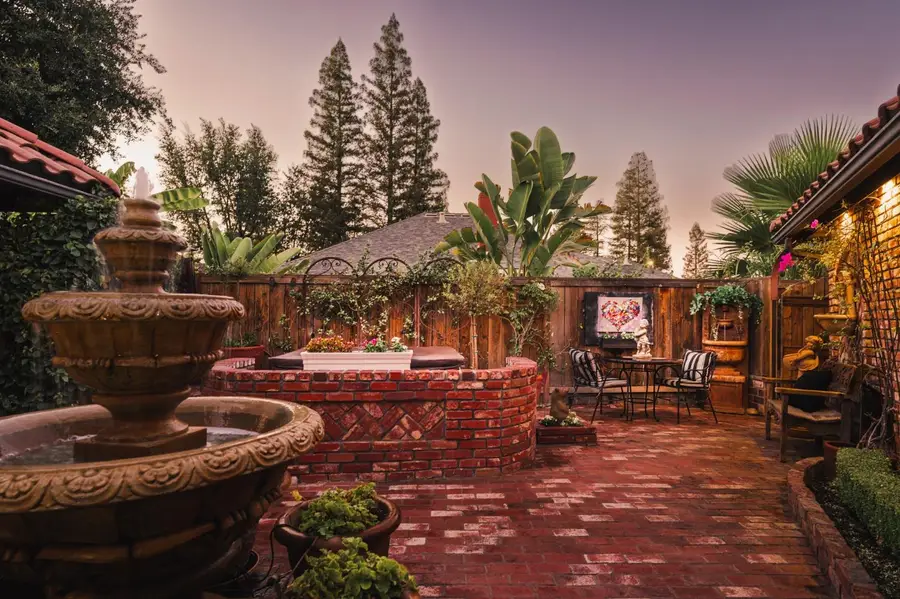 886 E Richmond Avenue, Fresno, CA 93720 - #3