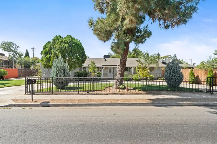 165 W Barstow Avenue, Fresno, CA 93704 - #2