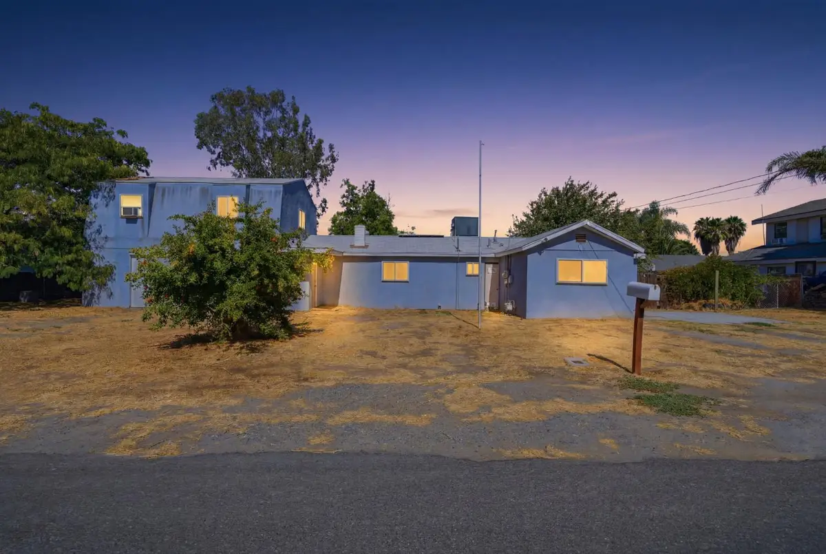 749 S 11th 1/2 Avenue, Hanford, CA 93230 - #1
