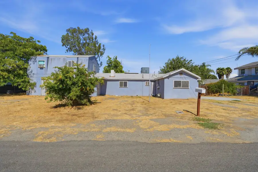 749 S 11th 1/2 Avenue, Hanford, CA 93230 - #2
