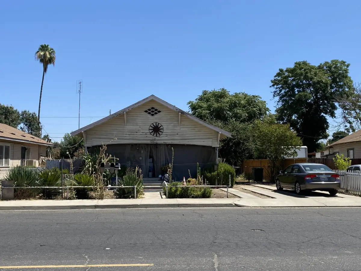 216 S Q Street, Dinuba, CA 93618 - #1