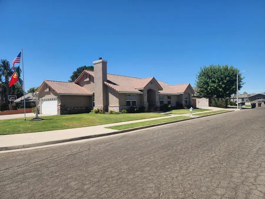 1717 E Ash Avenue, Tulare, CA 93274 - #2