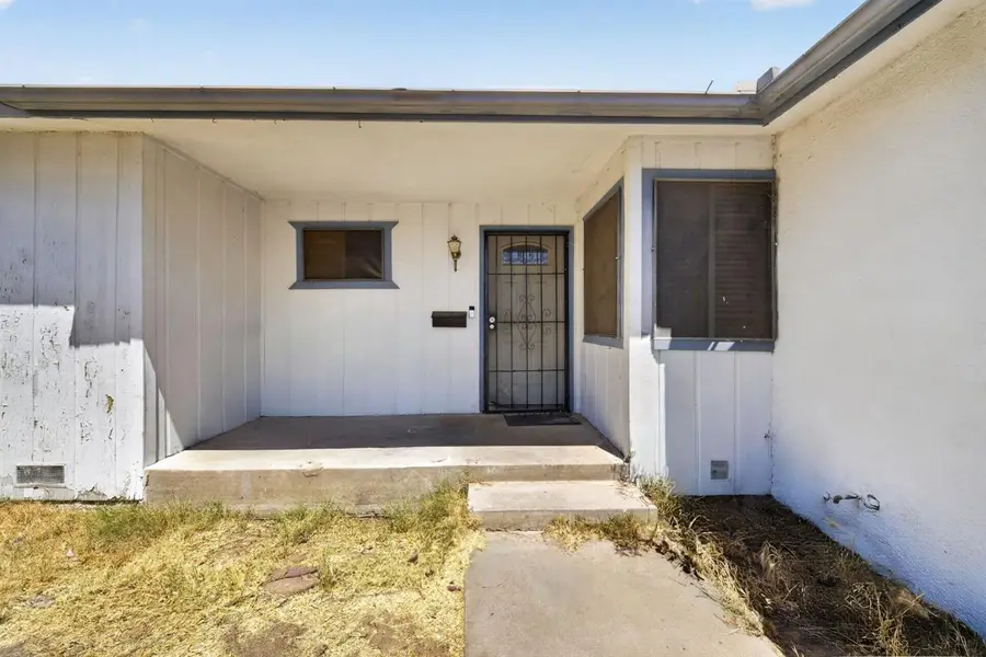179 W Norwich Avenue, Clovis, CA 93612 - #2