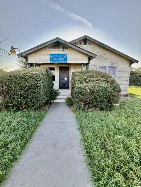 755 J Street, Parlier, CA 93648 - #1