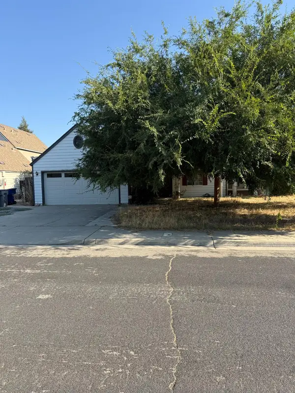 833 Burlingame Avenue, Clovis, CA 93612