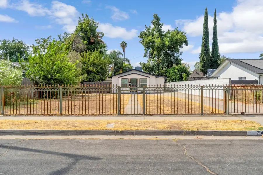 214 E Pine Avenue, Fresno, CA 93728 - #2