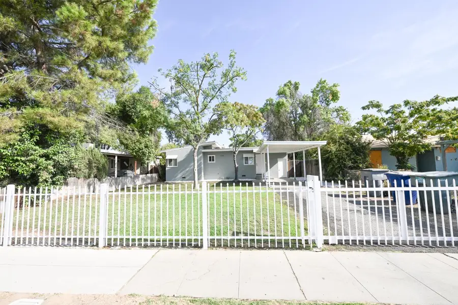 1116 W Dakota Avenue, Fresno, CA 93705 - #3