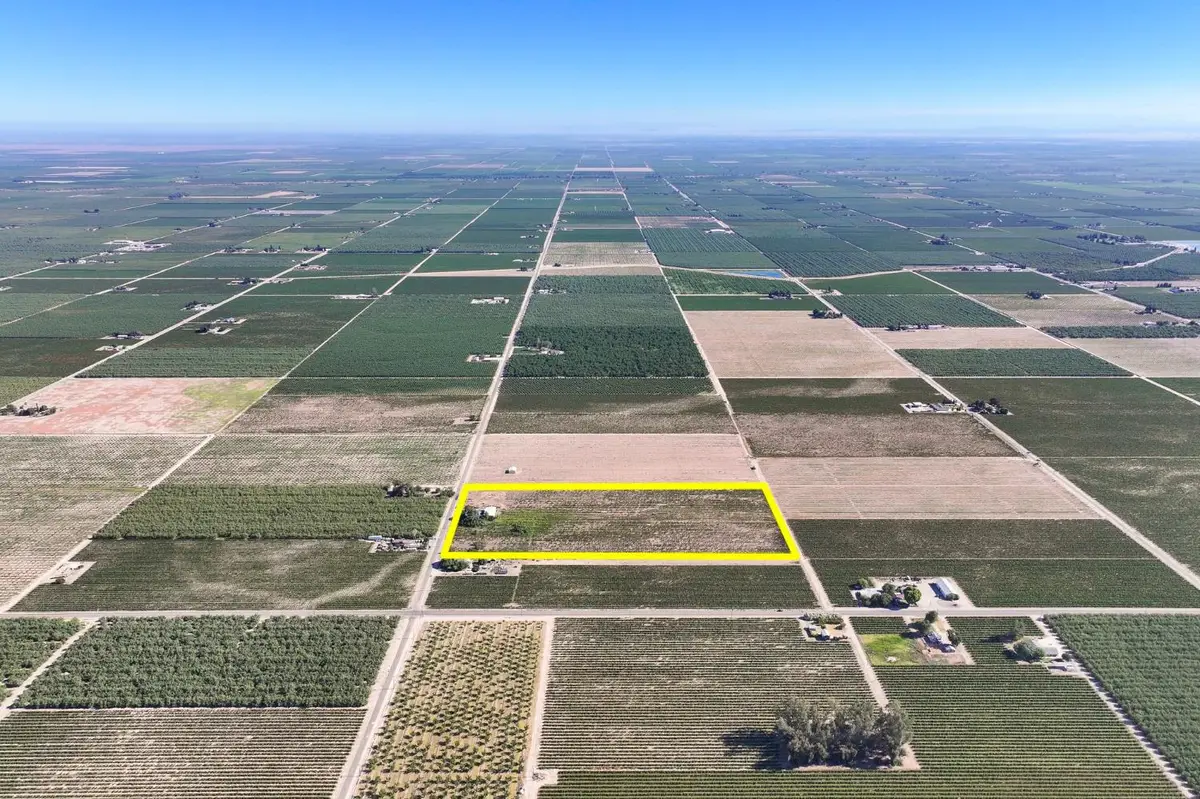 1128 N Trinity Avenue, Kerman, CA 93630 - #1