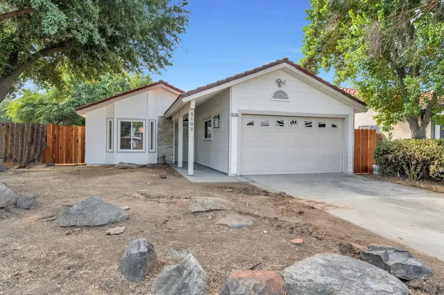 5193 W Warner Avenue, Fresno, CA 93722 - #2