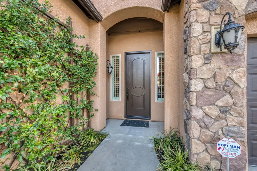 1557 E Via Estrella Dr, Fresno, CA 93730 - #3