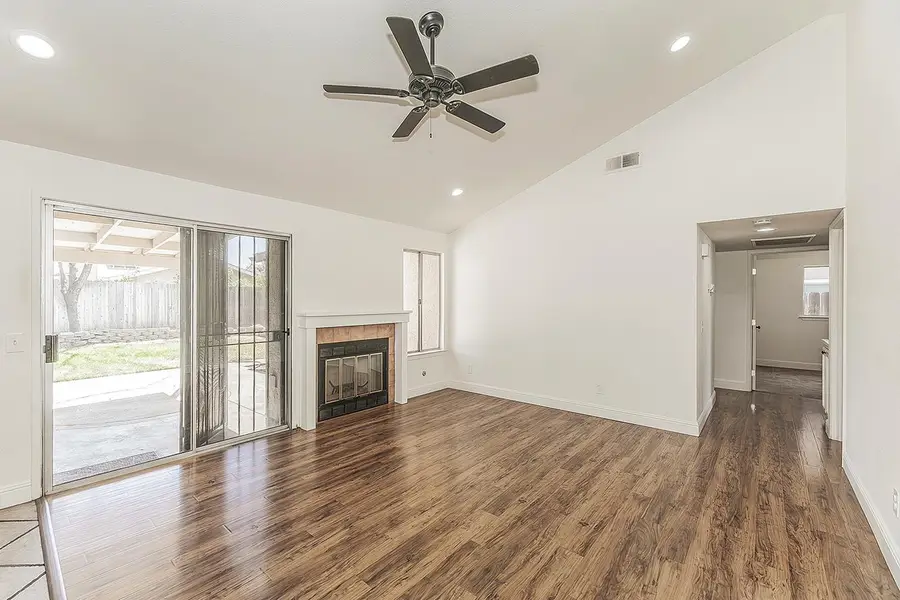 5193 W Hampton Way, Fresno, CA 93722 - #2