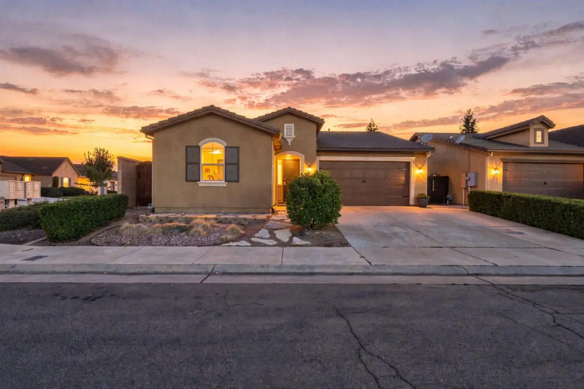 742 Kaweah Avenue, Clovis, CA 93619 - #1