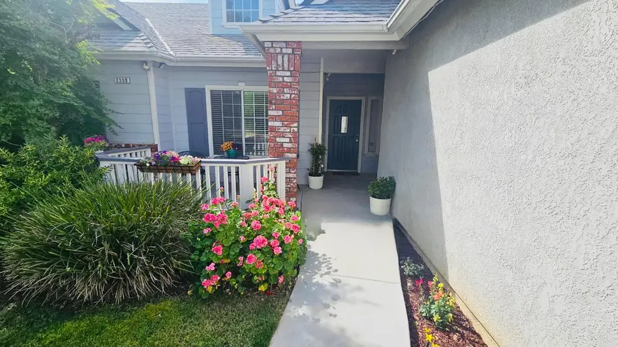 2559 E Fallbrook Avenue, Fresno, CA 93720 - #2