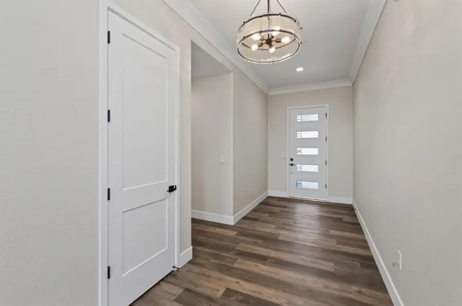 429 S Barcus Avenue, Kerman, CA 93630 - #3
