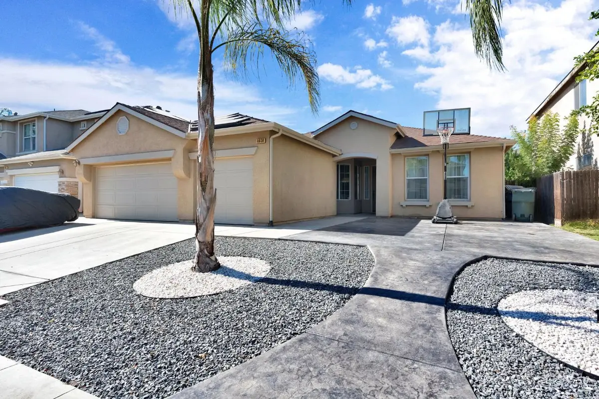4638 W Oslin Avenue, Fresno, CA 93722 - #1