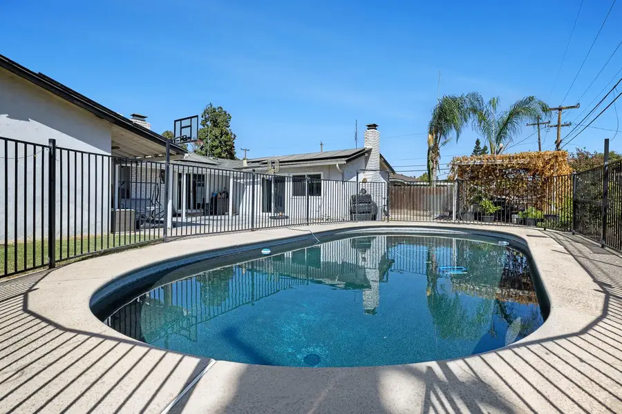 519 W Rialto Avenue, Fresno, CA 93705 - #2
