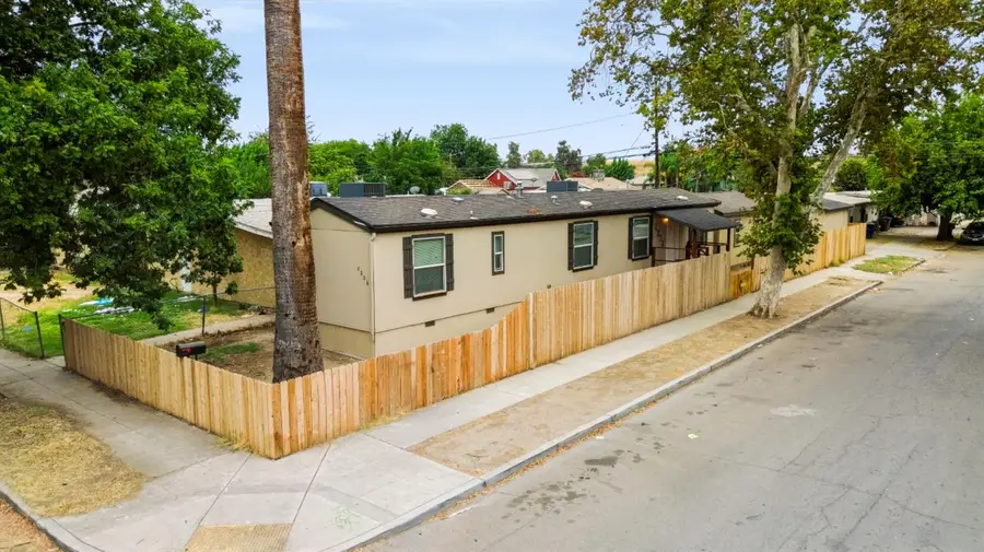 2206 E Tyler Avenue, Fresno, CA 93701 - #2