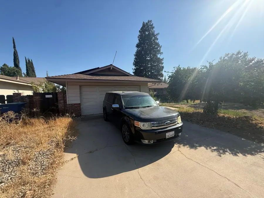 157 W Dovewood Lane, Fresno, CA 93704 - #2