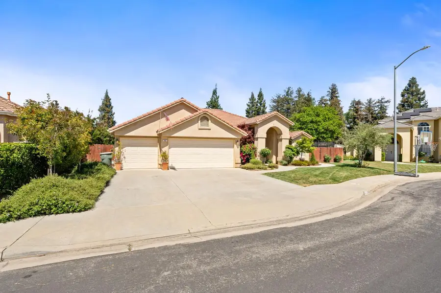 493 W Omaha Avenue, Clovis, CA 93619 - #2