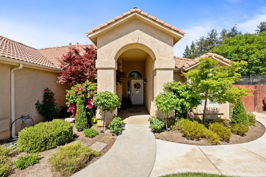 493 W Omaha Avenue, Clovis, CA 93619 - #3