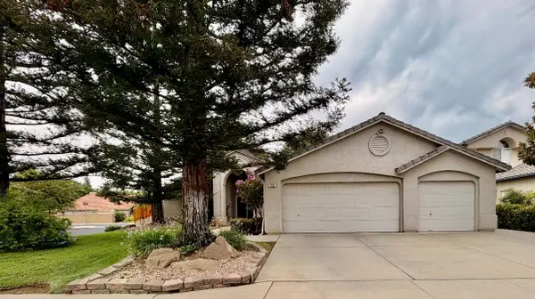 869 Spruce Avenue, Clovis, CA 93611