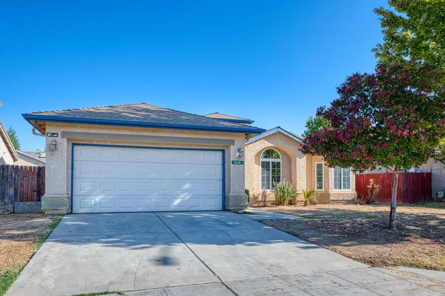 5928 W Rialto Avenue, Fresno, CA 93722 - #2