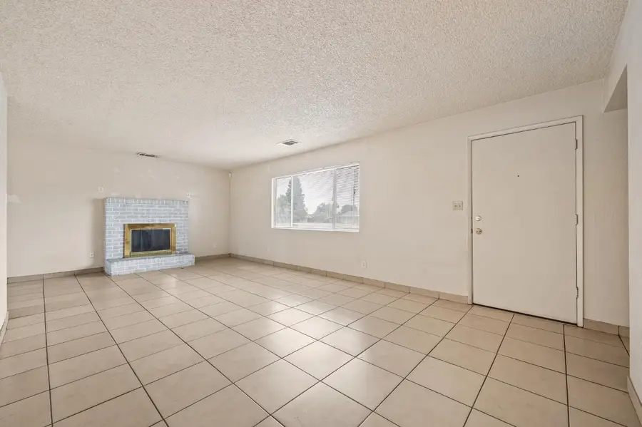 1612 W Caldwell Avenue, Visalia, CA 93277 - #2